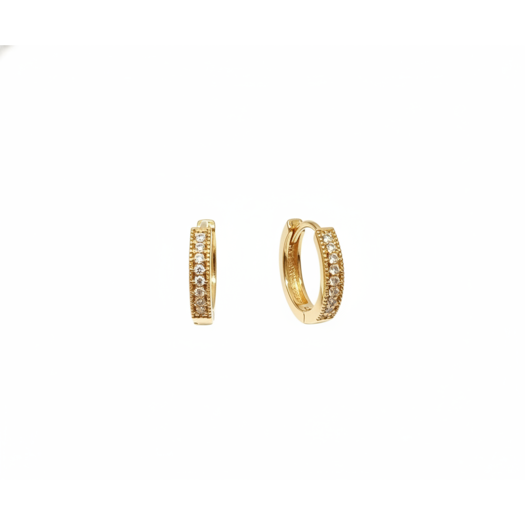 Brinco argola click com zircônia detalhes vazadinho na lateral M Brinco argola click com zircônia detalhes vazadinho na lateral M